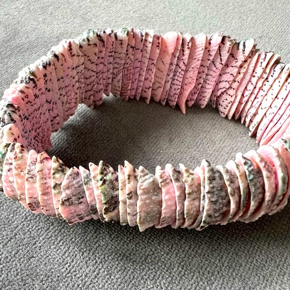 Bracelet made with real pink shells - Picture 3 of 4